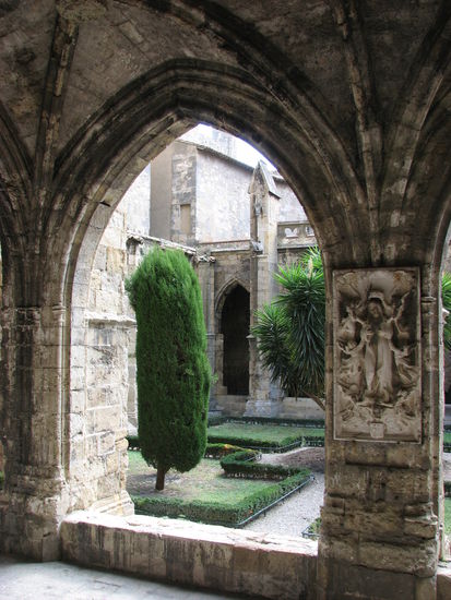 vom nicht so imposanten Kreuzgang hat man einen guten Überblick über die Wasserspeiher und das Strebewerk der Kathedrale