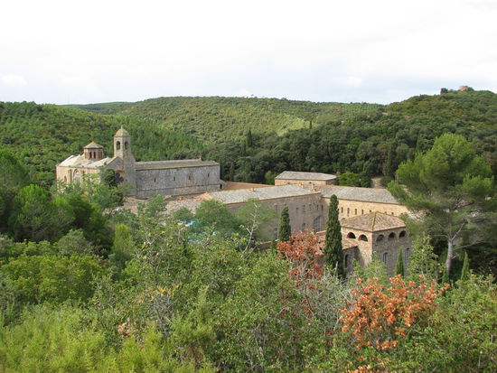 Abbaye de Fontfroide im einem Tal der Corbieres