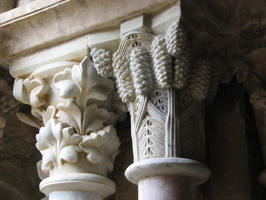 mit fantastischen floralen Kapitellen