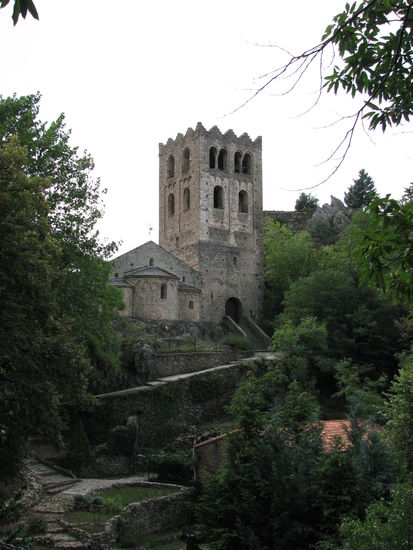 auf einem Felssporn in 1055 m Höhe
