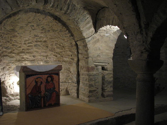 Für die Architektur von Bedeutung ist hier die Tatsache, das hier wohl erstmals ein größerer Raum mit Steingewölbe errichtet wurde