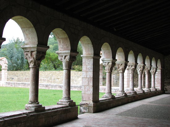 erst in der 2. Hälfte des vorigen Jahrhunderts wurde Teile des Kreuzganges wieder rekonstruiert.