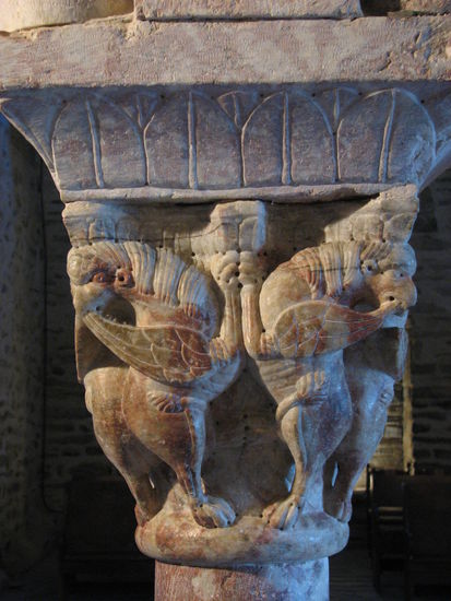 Kapitelle aus der Spätromanik mit meisterhaft gearbeiteten Tierfiguren