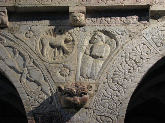 ebenso kunstvoll sind die Flachreliefs der Archivolten gestaltet