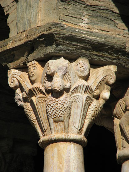 Kapitelle mit fantastisch gestalteten Marmorfiguren tragen verwitterndes Schiefergestein