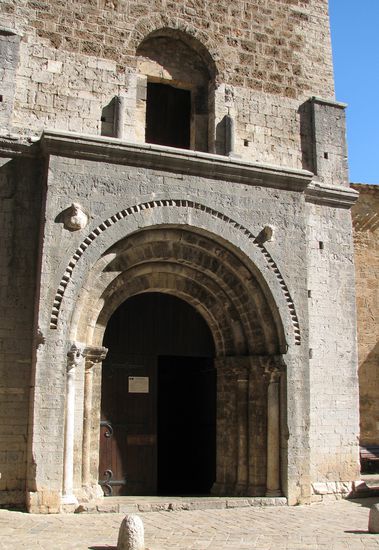 Vier antike Säulen sind mit einfachen, runden Steinwülsten (Archivolte) verbunden. Einziger Schmuck ist ein Zackenband an der Bogenstirn