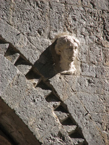 und zwei eingelassene Medaillons mit Frauenköpfen (Spolien aus dem 4./5. Jh.)