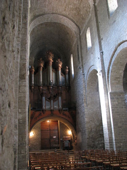die frühromanische - fast schmucklose - Hauptschiff mit rechteckigen Wandvorlagen, kräftige Gurtbändern und Obergaden als Merkmale eines basilikalen Raumes