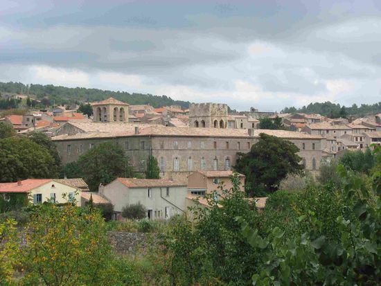Blick auf den Ort Caunes-Minervois