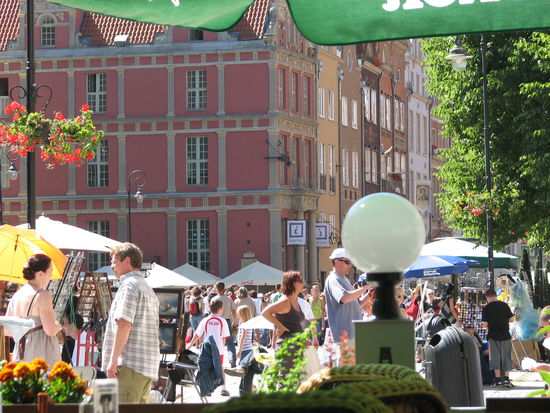 So belebt ist der lange Markt bei schönem Wetter am Nachmittag