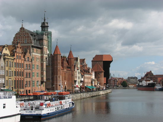 Mottlau mit Ausflugsdampfern und Krantor