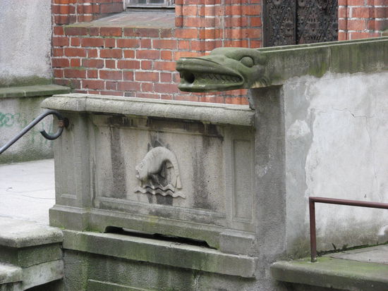 mit langen Regenrinnen die das Dachwasser in die Rinnsteine unterhalb der Treppe leiten