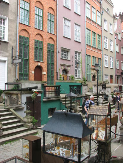 Frauengasse - ein Bernsteinshop neben dem anderen - aber die Architektur überzeugt.