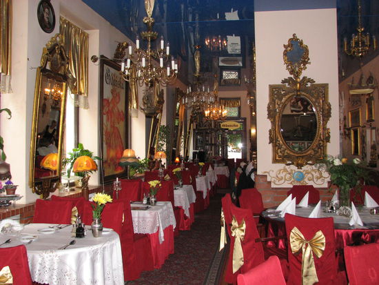 5 Speiseräume sind gespickt mit Antiquitäten und Kunstobjekten