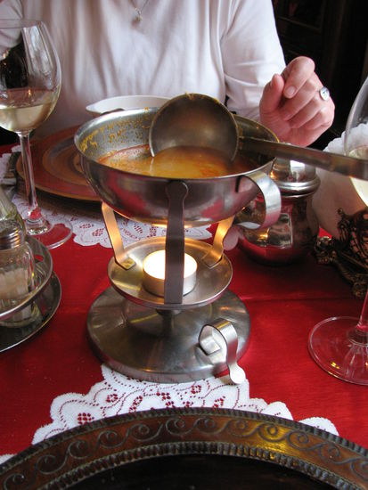 Selbst die Fischsuppe wird in einem speziellen Gefäß serviert.