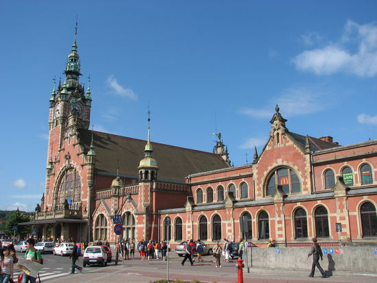 Danziger Hauptbahnhof - aufwändig restauriertes Backsteingebäude