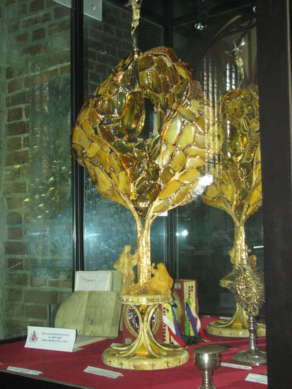 174 cm hohe Monstranz mit aufwändiger Bernsteinverarbeitung