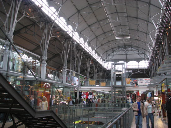 Im Inneren der Markthalle