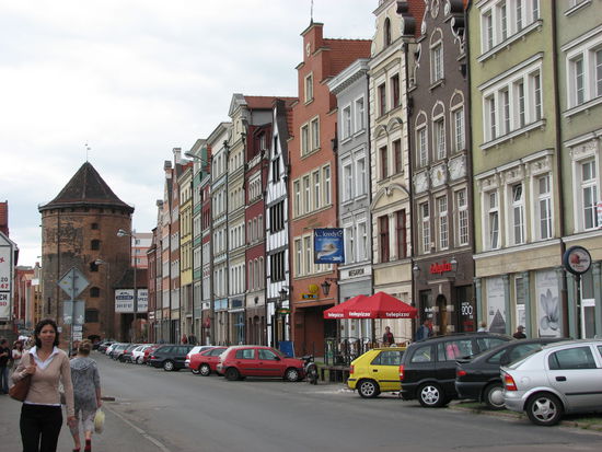 Östlich vom Grünen Tor führt die Straße geradezu auf einen erhaltenen Turm dieses Viertels.