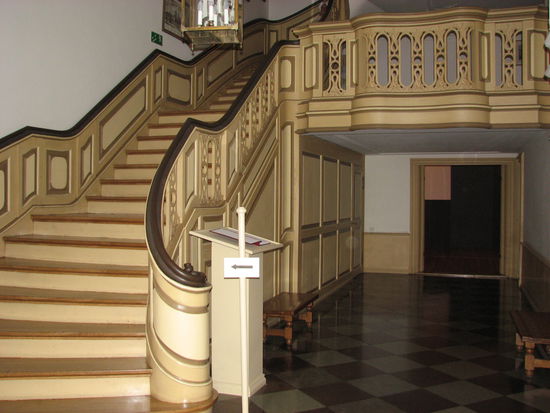 Aufgang in die 1. Etage hinter dem Rokokoportal