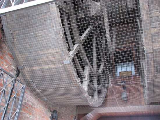 Holzräder - 5 Meter im Durchmesser - von Menschen angetrieben (wohl ein 'Hamsterrad')