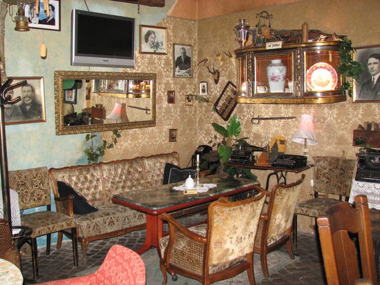 Urig aufgemacht ist dieses Café, mit gepflastertem Boden und Omas Plüschsessel.