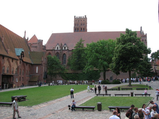 im ersten Innenhof mit Blick auf die Hochburg