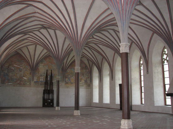 Säulenhalle im Mittelschloss