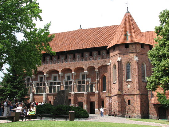 mit aufwändiger Backsteinornamentik