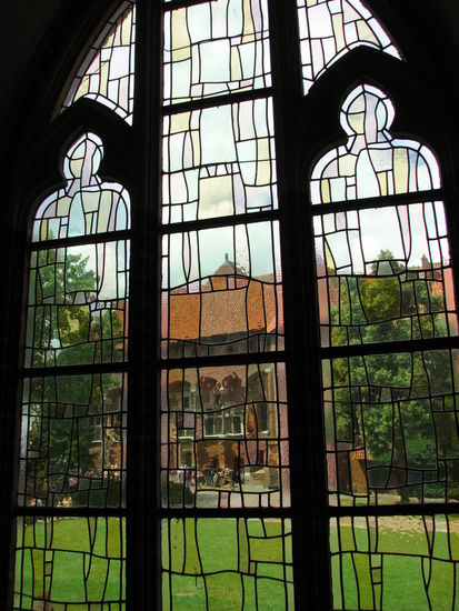 Blick aus einem gotischen Fenster auf den Hochmeisterpalast