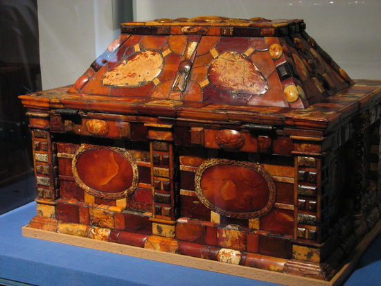 Truhen mit Bernsteinintarsien