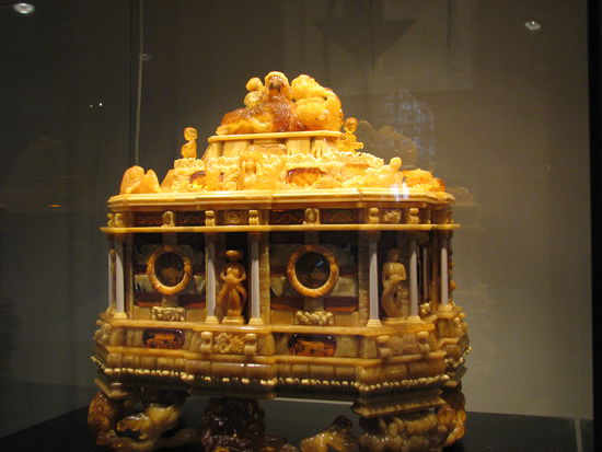 massive Bernsteinskulpturen