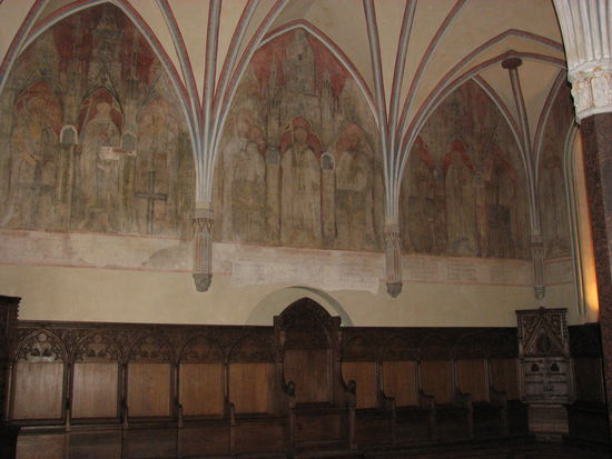 gotische Halle mit Fresken in der Hochburg