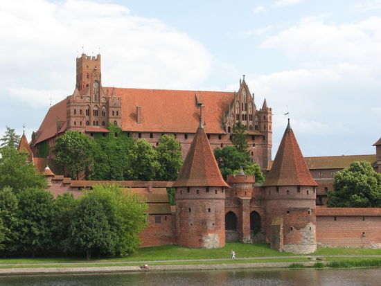 Eingangstor der Vorburg am Nogatufer