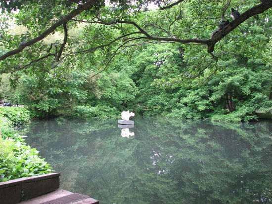 an Moore erinnernde Plastiken im Park