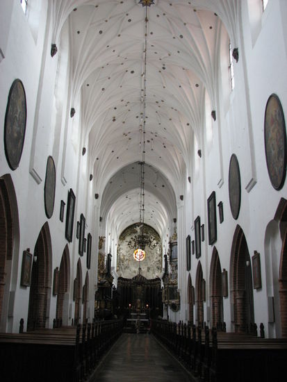 107 m lang - die längste Kathedrale Polens