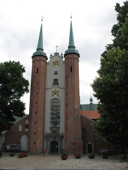 Fassade der Kathedrale mit zwei schlanken Backsteintürmen und barock gestaltetem Mittelrisalit
