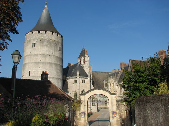 Schloß Chateaudun - 12. - 16. Jh. - hochgelegen auf einem Felsen mit mächtigem Donjon und einem langgezogenen gotischen Flügel