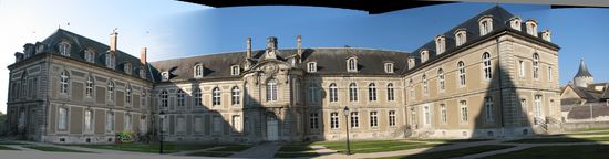 Hotel Dieu - im 11. Jh. gegründet, im 18. und 19. Jh. wiederaufgebaut, beherbergte es bis 1976 Kranke