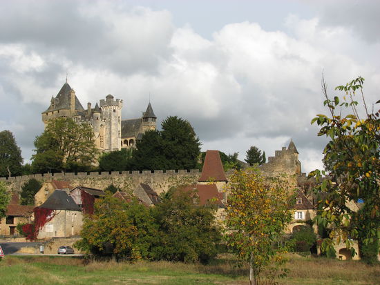 Chateau de Montfort - von der Landstraße aus gesehen