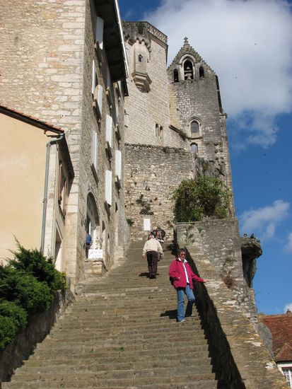 die Stufen des Treppenaufgangs sind so durch die Pilger geschliffen,