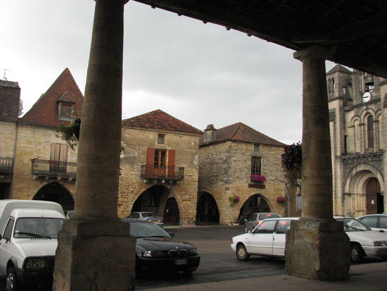 Markthalle und -platz im Regen