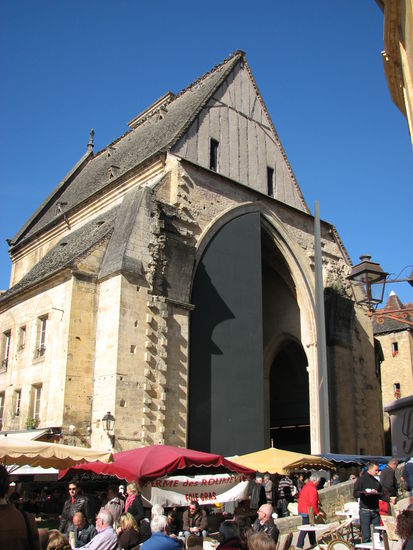 Die Kirche ist in der heutigen Zeit Teil des Wochenmarktes mit festen Ständen