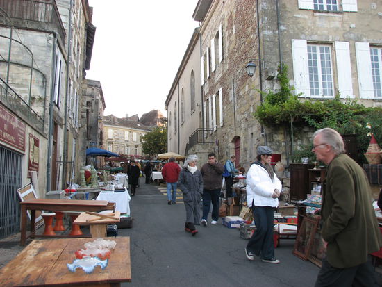 Marché aux puces in Bergerac am frühen Morgen
