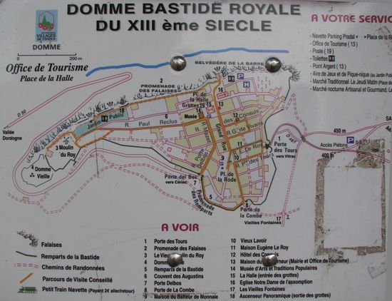 Lageplan der Bastide Domme - Die Grobstruktur weicht von dem bastide-typischen Städtebaumuster ab, das eine konsequent rechtwinklige und schachbrettartige Straßenausrichtung und die Form eines gleichmäßigen Rechtecks vorsieht. Dies war aber aufgrund der strategisch günstigen Lage offensichtlich sekundär und man passte das Städtbaumuster dem Gelände an. .