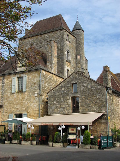 direkt neben dem Restaurant liegt die mairie (ehemals palais du gouverneur) - mit wehrhaftem Turm im Hintergrund