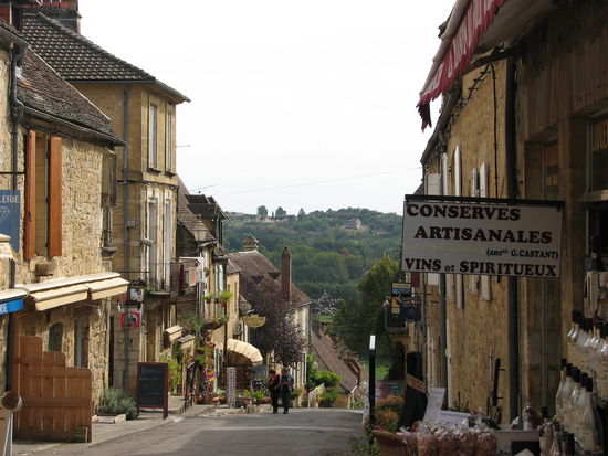 die steile Grand Rue hat als Zugangsstrasse zum Plateau mit herrlicher Aussicht über das Dordognetal besonders viele Boutiquen