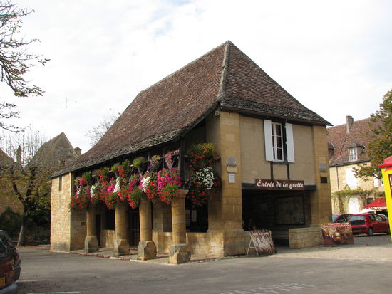 alte Markthalle mit einseitigen Arkaden aus dem 17. Jh.