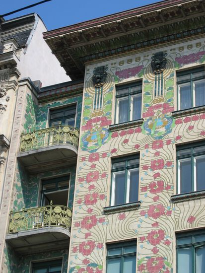 Details der floral-vegetabilen Ornamentik, die zur Bauzeit für Aufsehen sorgte