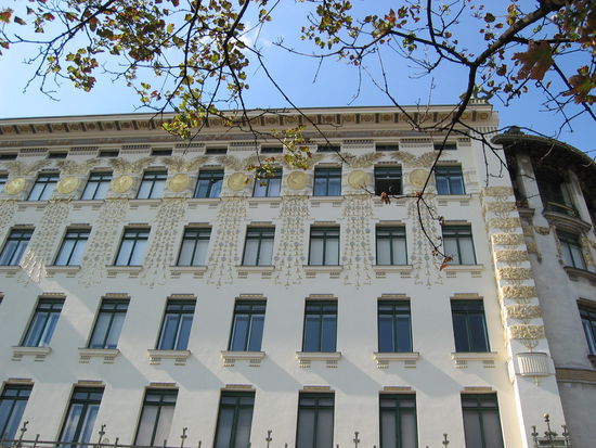 Linke Wienzeile 6  -  1898-99
ebenfalls als Mietshaus von Otto Wagner erbaut